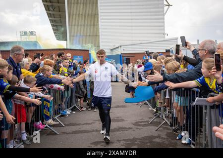 Warrington, Cheshire, Großbritannien. Juni 2024. Warrington Wolves verließ das Halliwell Jones Stadium am 6. Juni 2024 und zog in Richtung Wembley Stadium, um das Finale des Rugby Football League Challenge Cup gegen Wigan zu erreichen. Die Unterstützer waren da, um sie zu sehen und Unterschriften und Selfies mit den Spielern und Manager Sam Burgess zu erhalten. Quelle: John Hopkins/Alamy Live News Stockfoto