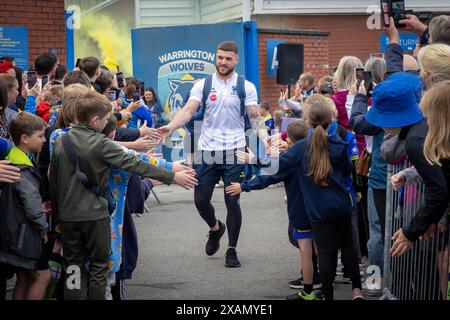 Warrington, Cheshire, Großbritannien. Juni 2024. Warrington Wolves verließ das Halliwell Jones Stadium am 6. Juni 2024 und zog in Richtung Wembley Stadium, um das Finale des Rugby Football League Challenge Cup gegen Wigan zu erreichen. Die Unterstützer waren da, um sie zu sehen und Unterschriften und Selfies mit den Spielern und Manager Sam Burgess zu erhalten. Quelle: John Hopkins/Alamy Live News Stockfoto