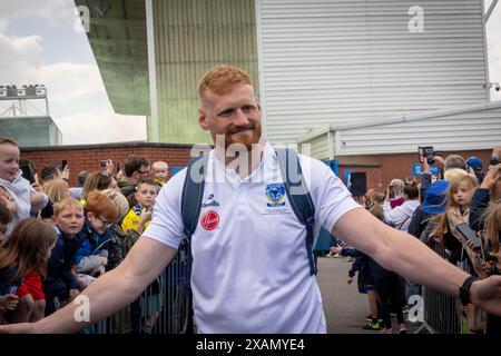 Warrington, Cheshire, Großbritannien. Juni 2024. Warrington Wolves verließ das Halliwell Jones Stadium am 6. Juni 2024 und zog in Richtung Wembley Stadium, um das Finale des Rugby Football League Challenge Cup gegen Wigan zu erreichen. Die Unterstützer waren da, um sie zu sehen und Unterschriften und Selfies mit den Spielern und Manager Sam Burgess zu erhalten. Quelle: John Hopkins/Alamy Live News Stockfoto