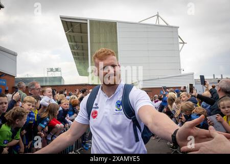 Warrington, Cheshire, Großbritannien. Juni 2024. Warrington Wolves verließ das Halliwell Jones Stadium am 6. Juni 2024 und zog in Richtung Wembley Stadium, um das Finale des Rugby Football League Challenge Cup gegen Wigan zu erreichen. Die Unterstützer waren da, um sie zu sehen und Unterschriften und Selfies mit den Spielern und Manager Sam Burgess zu erhalten. Quelle: John Hopkins/Alamy Live News Stockfoto