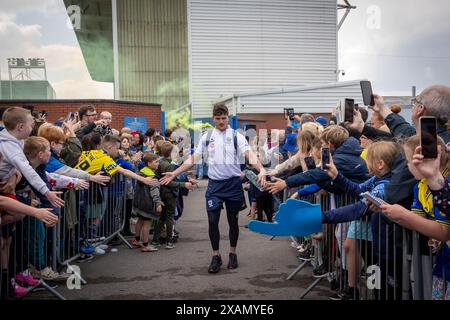 Warrington, Cheshire, Großbritannien. Juni 2024. Warrington Wolves verließ das Halliwell Jones Stadium am 6. Juni 2024 und zog in Richtung Wembley Stadium, um das Finale des Rugby Football League Challenge Cup gegen Wigan zu erreichen. Die Unterstützer waren da, um sie zu sehen und Unterschriften und Selfies mit den Spielern und Manager Sam Burgess zu erhalten. Quelle: John Hopkins/Alamy Live News Stockfoto