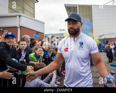 Warrington, Cheshire, Großbritannien. Juni 2024. Warrington Wolves verließ das Halliwell Jones Stadium am 6. Juni 2024 und zog in Richtung Wembley Stadium, um das Finale des Rugby Football League Challenge Cup gegen Wigan zu erreichen. Die Unterstützer waren da, um sie zu sehen und Unterschriften und Selfies mit den Spielern und Manager Sam Burgess zu erhalten. Quelle: John Hopkins/Alamy Live News Stockfoto