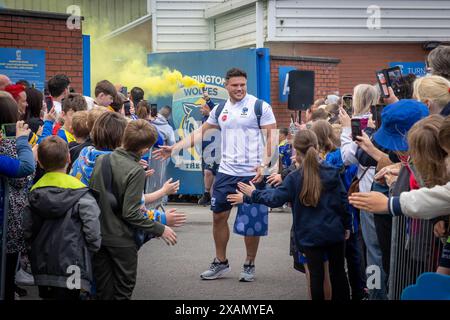Warrington, Cheshire, Großbritannien. Juni 2024. Warrington Wolves verließ das Halliwell Jones Stadium am 6. Juni 2024 und zog in Richtung Wembley Stadium, um das Finale des Rugby Football League Challenge Cup gegen Wigan zu erreichen. Die Unterstützer waren da, um sie zu sehen und Unterschriften und Selfies mit den Spielern und Manager Sam Burgess zu erhalten. Quelle: John Hopkins/Alamy Live News Stockfoto