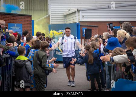 Warrington, Cheshire, Großbritannien. Juni 2024. Warrington Wolves verließ das Halliwell Jones Stadium am 6. Juni 2024 und zog in Richtung Wembley Stadium, um das Finale des Rugby Football League Challenge Cup gegen Wigan zu erreichen. Die Unterstützer waren da, um sie zu sehen und Unterschriften und Selfies mit den Spielern und Manager Sam Burgess zu erhalten. Quelle: John Hopkins/Alamy Live News Stockfoto