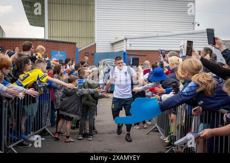 Warrington, Cheshire, Großbritannien. Juni 2024. Warrington Wolves verließ das Halliwell Jones Stadium am 6. Juni 2024 und zog in Richtung Wembley Stadium, um das Finale des Rugby Football League Challenge Cup gegen Wigan zu erreichen. Die Unterstützer waren da, um sie zu sehen und Unterschriften und Selfies mit den Spielern und Manager Sam Burgess zu erhalten. Quelle: John Hopkins/Alamy Live News Stockfoto