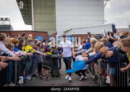 Warrington, Cheshire, Großbritannien. Juni 2024. Warrington Wolves verließ das Halliwell Jones Stadium am 6. Juni 2024 und zog in Richtung Wembley Stadium, um das Finale des Rugby Football League Challenge Cup gegen Wigan zu erreichen. Die Unterstützer waren da, um sie zu sehen und Unterschriften und Selfies mit den Spielern und Manager Sam Burgess zu erhalten. Quelle: John Hopkins/Alamy Live News Stockfoto