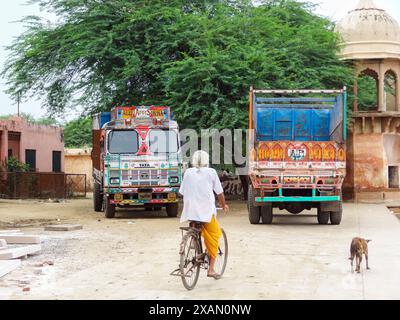 Mönch auf dem Fahrrad in Kusum Sarovar, Mathura Stockfoto