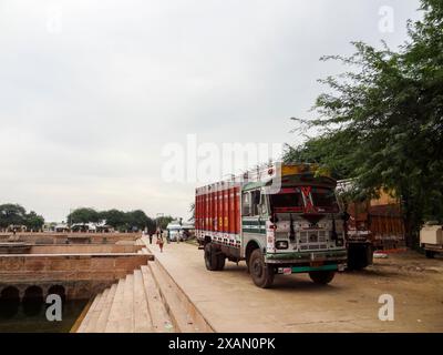 Farbenfroher Truck in Kusum Sarovar, Uttar Pradesh, Indien Stockfoto