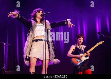 Porto, Portugal. Juni 2024. Abigaiil Morris von der britischen Indie-Rock-Band Last Dinner Party tritt am 2. Tag des Primavera Sound Music Festivals im Stadtpark von Porto live auf. (Foto: Diogo Baptista/SOPA Images/SIPA USA) Credit: SIPA USA/Alamy Live News Stockfoto