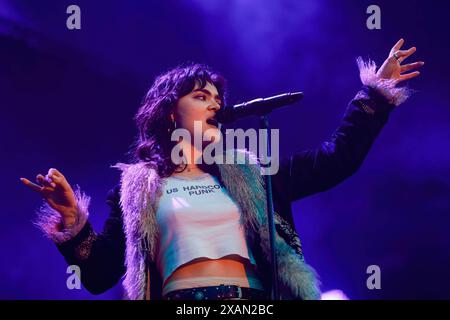 Porto, Portugal. Juni 2024. Abigaiil Morris von der britischen Indie-Rock-Band Last Dinner Party tritt am 2. Tag des Primavera Sound Music Festivals im Stadtpark von Porto live auf. (Foto: Diogo Baptista/SOPA Images/SIPA USA) Credit: SIPA USA/Alamy Live News Stockfoto