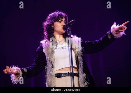 Porto, Portugal. Juni 2024. Abigaiil Morris von der britischen Indie-Rock-Band Last Dinner Party tritt am 2. Tag des Primavera Sound Music Festivals im Stadtpark von Porto live auf. (Foto: Diogo Baptista/SOPA Images/SIPA USA) Credit: SIPA USA/Alamy Live News Stockfoto