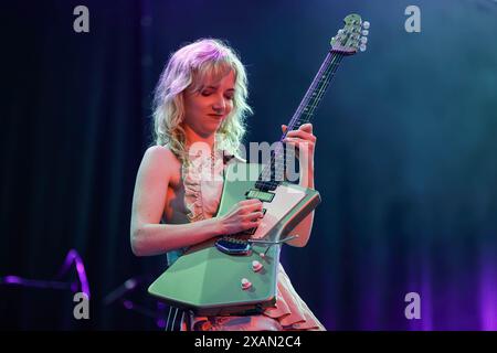 Porto, Portugal. Juni 2024. Lizzie Mayland von der britischen Indie-Rock-Band Last Dinner Party tritt am 2. Tag des Primavera Sound Music Festivals im Stadtpark von Porto live auf. (Foto: Diogo Baptista/SOPA Images/SIPA USA) Credit: SIPA USA/Alamy Live News Stockfoto