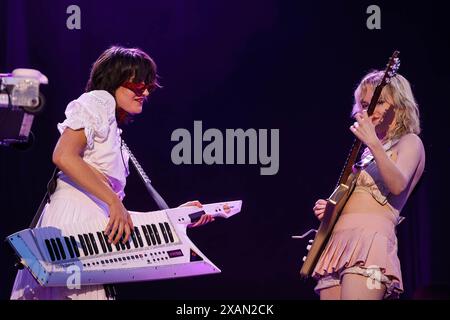 Porto, Portugal. Juni 2024. Die britische Indie-Rock-Band Last Dinner Party tritt am 2. Tag des Primavera Sound Music Festivals im Stadtpark von Porto live auf. (Foto: Diogo Baptista/SOPA Images/SIPA USA) Credit: SIPA USA/Alamy Live News Stockfoto