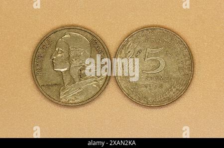 Foto Nahaufnahme der Rückseite und Vorderseite einer 1972 französischen 5-Zentimeter-Goldmünze Stockfoto