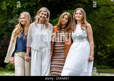 DIE HAAG – König Willem-Alexander, Königin Maxima, Prinzessin Amalia, Prinzessin Alexia und Prinzessin Ariane posieren für die Medien während einer fotosession im Palast Huis Ten Bosch, 7. Juni 2024. Foto: Patrick van Katwijk Credit: dpa Picture Alliance/Alamy Live News Stockfoto