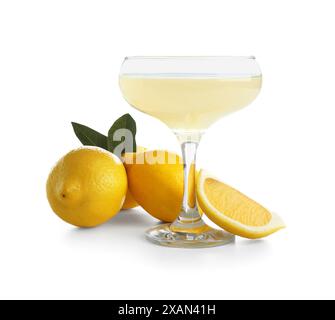 Glas leckeres Limoncello und Zitronen auf weißem Hintergrund Stockfoto