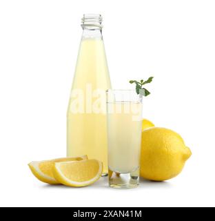 Schuss und Flasche leckeres Limoncello auf weißem Hintergrund Stockfoto