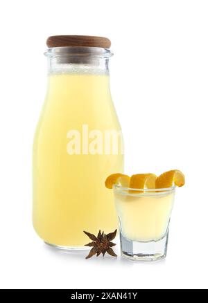 Flasche und Schuss von leckerem Limoncello auf weißem Hintergrund Stockfoto