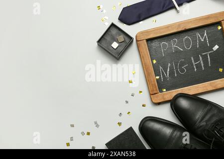 Tafel mit Text ABSCHLUSSBALL NACHT, männliche Schuhe und Manschettenknöpfe auf weißem Hintergrund Stockfoto