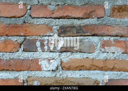 Weißer Handabdruck auf roter Ziegelwand. Hintergrund, Textur. Stockfoto