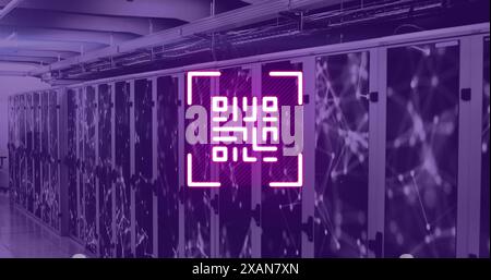 Bild des Neon-qr-Codes über dem Serverraum in Violet Stockfoto