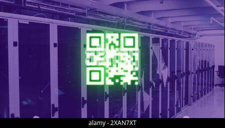 Bild des Neon-qr-Codes über dem Serverraum in Violet Stockfoto