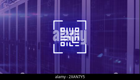 Bild des Neon-qr-Codes über dem Serverraum in Violet Stockfoto