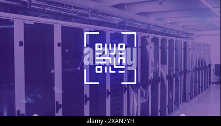 Bild des Neon-qr-Codes über dem Serverraum in Violet Stockfoto