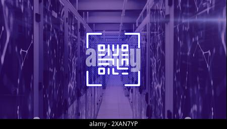 Bild des Neon-qr-Codes über dem Serverraum in Violet Stockfoto