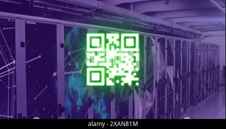 Bild des Neon-qr-Codes über dem Serverraum in Violet Stockfoto