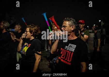 Israelische Aktivisten singen während eines lautstarken Protestes in der Villa des israelischen Premierministers Benjamin NetanyahuÕs in Caesarea und rufen ihn zum Rücktritt auf. Freitag, 7. Juni 2024. Israel und die Hamas wurden am Freitag in das Vereinigte NationsÕ sog. Òlist der Schande,Ó aufgenommen, das einem Jahresbericht beigefügt ist, der vom Büro von Generalsekretär Antonio GuterresÕs vorgelegt wurde und in dem Menschenrechtsverletzungen gegen Kinder in bewaffneten Konflikten dokumentiert werden. Foto von Eyal Warshavsky. Quelle: Eyal Warshavsky/Alamy Live News Stockfoto