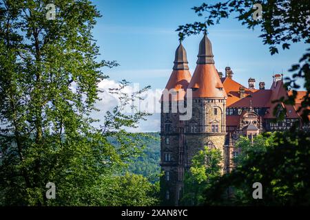 Wałbrzych, polen - 6. Juni 2024: Details der Burg Ksiaz eingebettet in einen üppigen Wald. Die Burg Ksiaz ist eine Burg in Walbrzych, Polen. Stockfoto