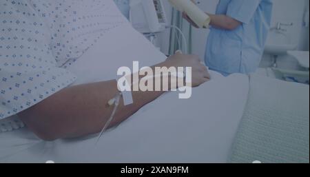 Bild der Zahlenverarbeitung über kaukasische Ärztin, die Notizen macht Stockfoto