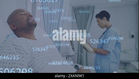 Bild der Zahlenverarbeitung über kaukasische Ärztin, die Notizen macht Stockfoto