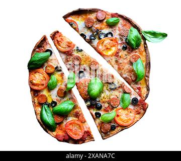 Frische hausgemachte italienische Margherita-Pizza mit Büffelmozzarella und Basilikum. Pepperoni-Pizza auf weißem Hintergrund, die traditionelle Tradition Stockfoto