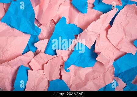 Zerknitterte und zerrissene Stücke von rosa und blauem Papier. Hintergrund, Textur Stockfoto