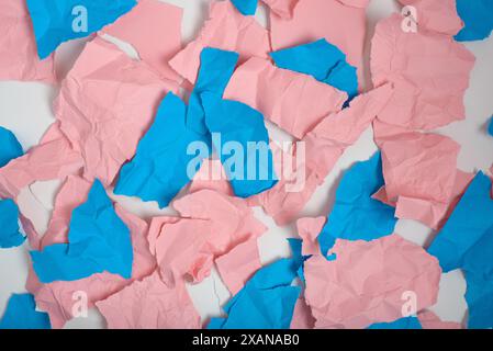 Zerknitterte und zerrissene Stücke von rosa und blauem Papier. Hintergrund, Textur Stockfoto