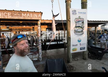 Stolze Angler posieren mit ihrem beeindruckenden Fang am Ende eines erfolgreichen Angeltages in Venice Marina, einem berühmten Angelort in Louisiana. Stockfoto