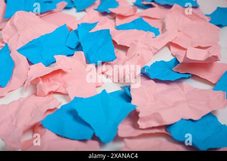 Zerknitterte und zerrissene Stücke von rosa und blauem Papier. Hintergrund, Textur Stockfoto