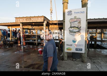 Stolze Angler posieren mit ihrem beeindruckenden Fang am Ende eines erfolgreichen Angeltages in Venice Marina, einem berühmten Angelort in Louisiana. Stockfoto