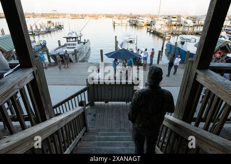 Stolze Angler posieren mit ihrem beeindruckenden Fang am Ende eines erfolgreichen Angeltages in Venice Marina, einem berühmten Angelort in Louisiana. Stockfoto