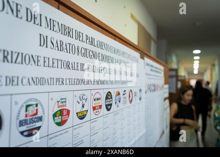 Barcelona, Spanien. Juni 2024. Wahllisten werden während der Wahlen zum Europäischen Parlament gesehen. Mehr als 400 Millionen Menschen werden zu den Wahlen zum Europäischen Parlament aufgerufen, um 705 Abgeordnete zu wählen, bei der zweitgrößten Wahl der Welt. Quelle: SOPA Images Limited/Alamy Live News Stockfoto