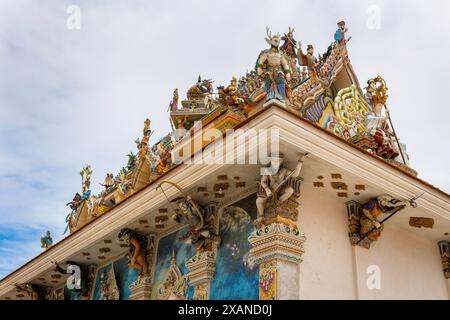 Ein Blick auf unter dem Dach und auf das Dach mit den Skulpturen von Marvel-Charakteren und mythologischen Kreaturen im Wat Pariwat Tempel. Der Tempel Wat Pariwat Ratchasongkram, auch bekannt als David Beckham Tempel wegen seiner Statue des berühmten Fußballstars, ist ein einzigartiger und unkonventioneller buddhistischer Tempel mit dem Konzept, moderne Kunst und Kultur in das Design des Tempels zu integrieren, um jüngere Generationen anzuziehen und den Buddhismus besser zu verbinden die heutige Gesellschaft. Trotz seiner unkonventionellen Erscheinung mit farbenfrohen Wandgemälden von Superhelden und Zeichentrickfiguren bleibt Wat Pariwat ein verehrter Ort Stockfoto