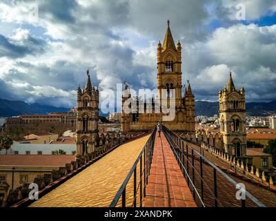 Palermo, Sizilien, Italien. 10. Januar 2018: Atemberaubender Blick vom Dach der Kathedrale von Palermo in Sizilien, Italien. Stockfoto