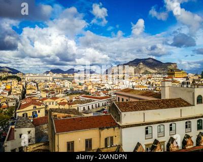 Palermo, Sizilien, Italien. 10. Januar 2018: Atemberaubender Blick vom Dach der Kathedrale von Palermo in Sizilien, Italien. Stockfoto