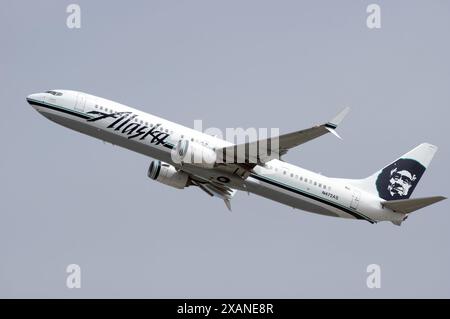 Alaska Airlines Boeing 737 -990(er) mit der Registrierung N472AS, alte Lackierung, gezeigt vom LPS Angeles International Airport, LAX, im Jahr 2018. Stockfoto