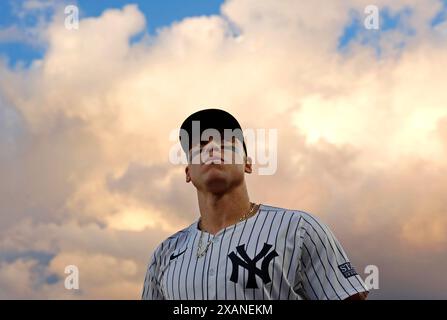 Bronx, Usa. Juni 2024. Der New York Yankees Aaron Judge geht zum Dugout, nachdem er am Freitag, den 7. Juni 2024 in New York City im dritten Inning gegen die Los Angeles Dodgers im Yankee Stadium gespielt hat. Die Dodgers besiegten die Yankees 2-1 in 11 Innings. Foto: John Angelillo/UPI Credit: UPI/Alamy Live News Stockfoto