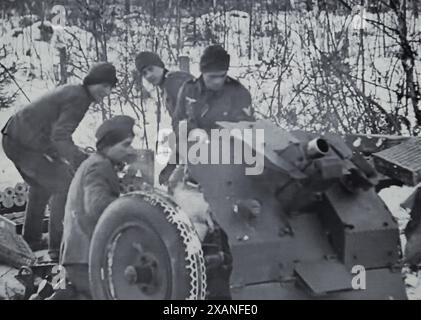 World war Two s&W Screenshot Deutsche Light Infantry Gun Crew im Februar 1943 an der Russischen Front Stockfoto