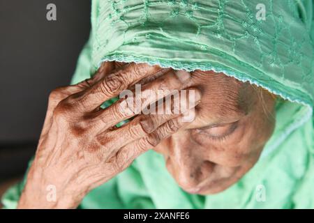 Ältere Frau, die Kopfschmerzen hat, Nahaufnahme Stockfoto