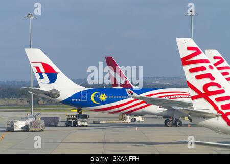 Flugzeugschwanzflossen abstrakte Ansicht, wie sie auf dem Flughafenaspel am Flughafen Tullamarine, Melbourne, Australien, sitzen. Stockfoto